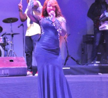 Prestation de la reine du "djolof band" Viviane Chidid au show défilé de Oumou Sy. Regardez