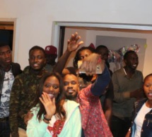 Baba Hamdy en mode selfie avec ses fans