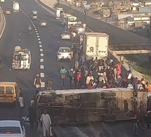 Autoroute Dakar-AIBD : Un « Ndiaga Ndiaye » se renverse à hauteur de Cambérène, d'importants bouchons signalés