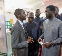 En visite au stand de la SEN-CSU à la FIARA : Le chef de l’Etat reçoit « sa » carte d’assuré
