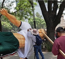 Mondial-2026 : statues renversées et maillots brûlés à Mexico lors d'une manifestation enseignante