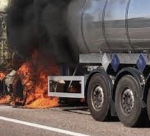 Autoroute à péage : un camion-citerne transportant du carburant en feu, la circulation fortement perturbée
