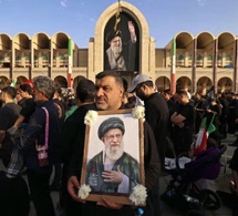 A Téhéran, des fidèles appellent à la "vengeance" devant le cercueil de Khamenei