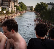 Canicule: la France suffoque, Paris et une vingtaine de départements voient rouge