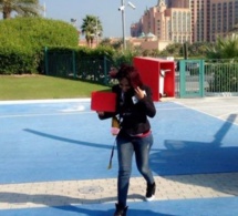 Viviane Chidid descend d’un hélicoptère à Dubai avec son manageur Didjack