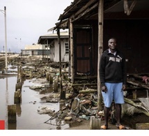 Dans le sud du Nigeria, les habitants d'Ayetoro assistent à l'engloutissement de leur village par l'Atlantique