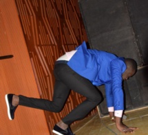 Omaro évite de peu la chute à la soirée Gouddi Sargal Cheikh Bethio ! Omaro évite de peu la chute à la soirée Gouddi Sargal Cheikh Bethio !