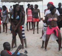 C’est l’été à Dakar, sexe, alcool et drogue installent leurs quartiers généraux à la plage