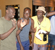 Les musiciens chantent joyeux anniversaire à leur leader Pape Diouf. Regardez