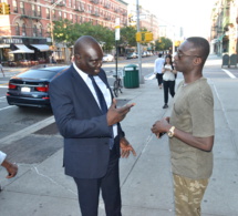Armine Mbacké en pleine discussion avec Pape Diouf dans les rues de New York