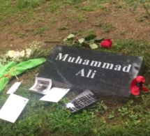 Vidéo – Serigne Mame Mor Mbacké se recueille sur la tombe de Mouhamad Ali. Regardez