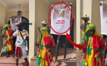 URGENT: Les supporters du Sénégal rend hommage a Pape Bouba Diop avant le match contre Equateur..